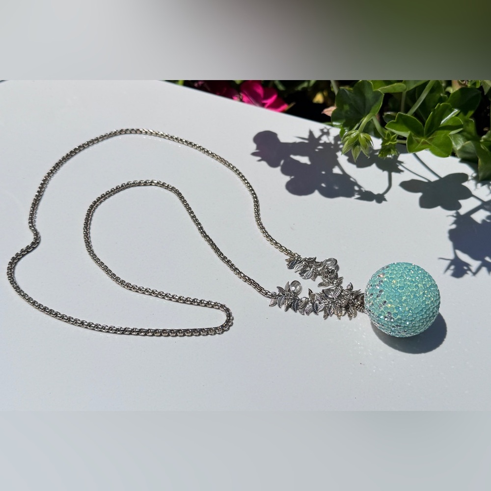 APPARTEMENT A LOUER Paris Magical Mint Green/White Crystal Ball Long Necklace